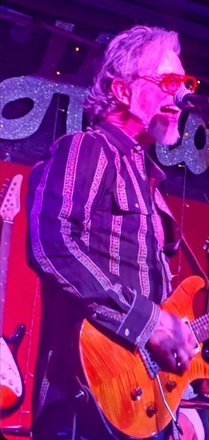 Bob Michaels singing, shot from the crowd